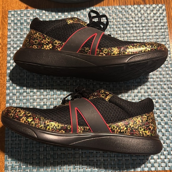 TRAQ BY ALEGRIA Qarma in Pretty Things floral sneakers - Picture 3 of 6